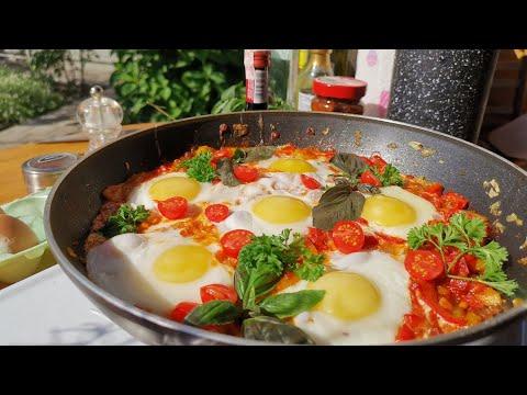 Shakshuka Шакшука из яиц, жаренных в соусе из помидоров, перца, лука и приправ.