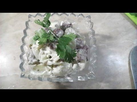 Пикантный салат с копчеными колбасками