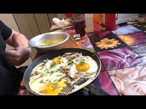 Куриный суп яишенка с луком салом из деревенских домашних яиц
