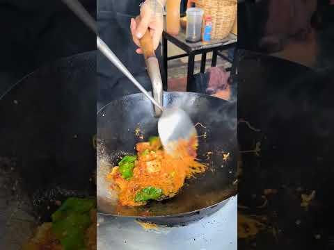 Stir-fried crispy pork noodles | KiNG Street Food | คิงสตรีทฟู้ด | เสือย่างไฟ Street food กรุงเทพฯ