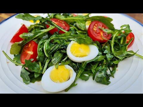 Салат с рукколой, помидорами черри, перепилиными яйцами и бальзамическим уксусом