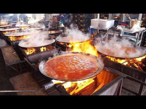 압도적인 비주얼! 불타오르는 가마솥 뚜껑 토종닭 볶음탕 | Burning up! Spicy Chicken stir-fried soup | Korean Street food