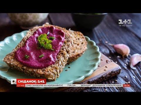 Руслан Сенічкін приготував бутерброди з буряковою намазкою у прямому ефірі Сніданку з 1+1