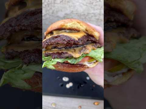 The BEST HOMEMADE IN-N-OUT Smashburger recipe. #burger #innout #food #recipe