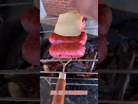 Linguiça com chimichurri e queijo feito na churrasqueira