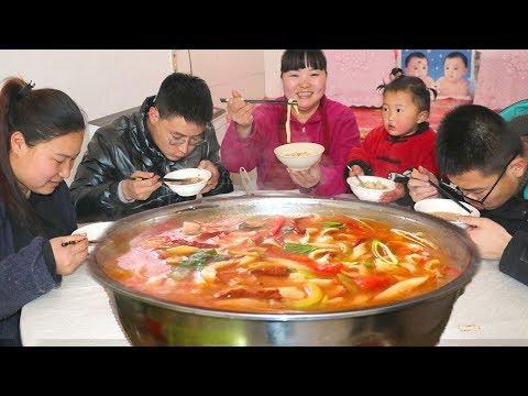 【陕北霞姐】陕北家常“烩面”，猪肉青菜做汤底，热乎乎的吃的真舒服，猛香了！