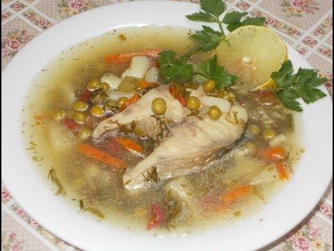 рыбный суп с консервированным зеленым горошком и стеблем сельдерея.