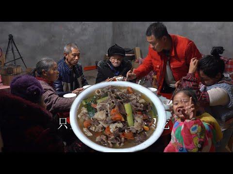 【农村四哥】94岁外公难得来，王四用连肝肉加猪心炖汤，适合老人口味