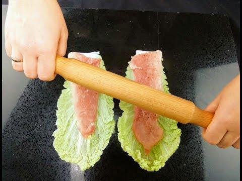 Заворачиваем мясо в лист капусты и заливаем соусом - не голубцы!