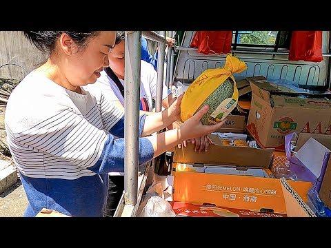 來了一輛水果車，媳婦挑選了60元的水果，看看買了啥 | Here comes a fruit cart, spends 60 yuan to buy fruit, see what bought