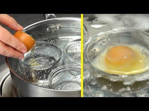 Кладем яйца прямо в кипящую воду, внутрь каждой из 3 розеток. Роскошный завтрак!