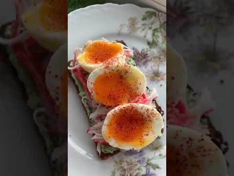 Тост с кремом из творожного сыра и петрушки, с крабовыми палочками и яйцом