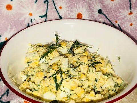 Салат на скорую руку из яиц, сыра и кукурузы