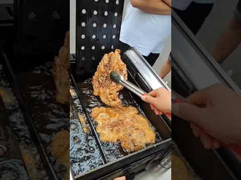 Tradicional forma de freir pollos en un puesto de comida al sur de Shanghai‼️‼️