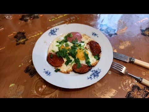 яичница-глазунья "Быстрая с вялеными помидорами" fried eggs "Fast with dried tomatoes"