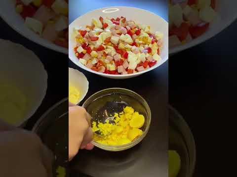 Салат с ветчиной, яйцами, кукурузой, сыром и болгарским перцем