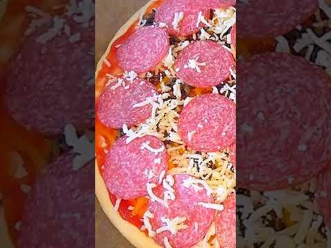 Как приготовить домашнюю пиццу с колбасой, сыром и грибами