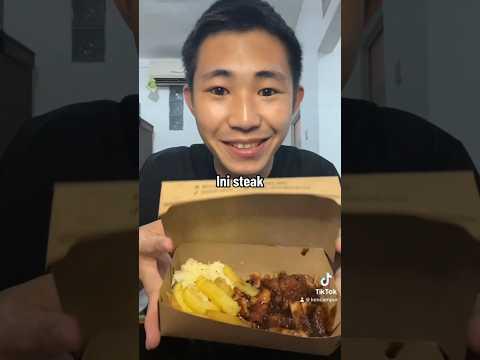 Orang Jepang makan steak ayam di Indonesia