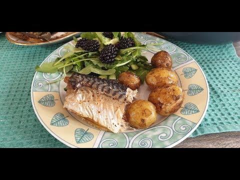 Запеченая скумбрия и салат с ежевикой к рыбе