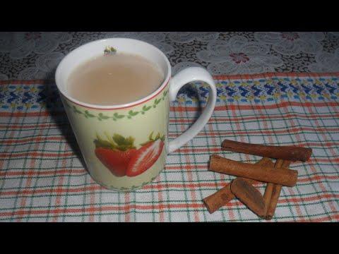Пряный чай для здоровья. Вкусный напиток с молоком и специями.