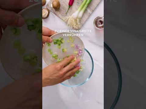 Asiatische Fleischbällchen mit Spinat-Pilz-Salat