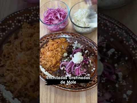 Enchiladas de Mole con Arroz Rojo